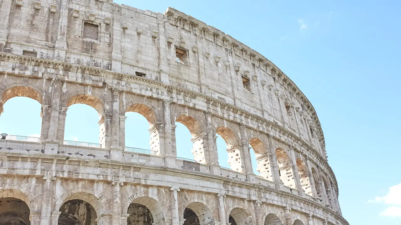 Il Colosseo a Roma sotto un cielo azzurro